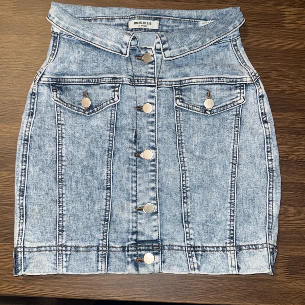 Discovery Clothing light wash Jean skirt with buttons